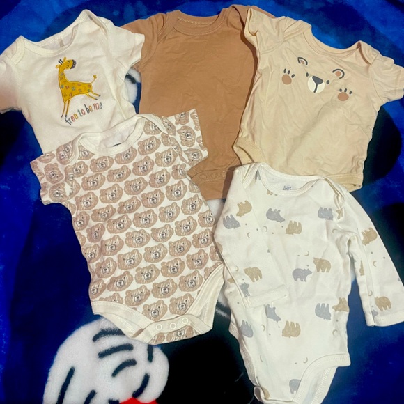 🐻 BABY UNISEX/ GENDER NEUTRAL ONESIES 🐻 - Picture 1 of 2